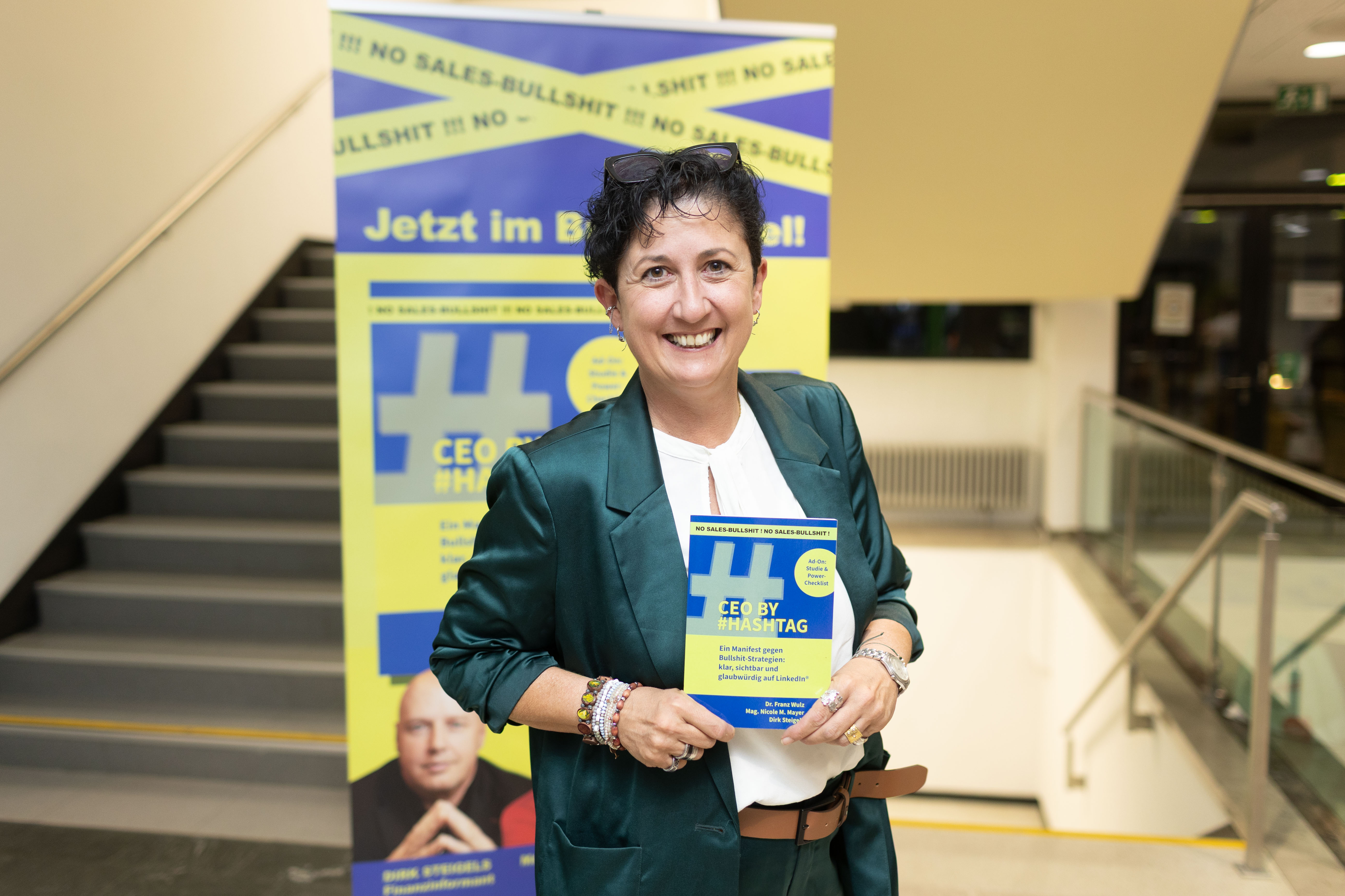 Nicole Mayer hält das Buch CEO by Hashtag
