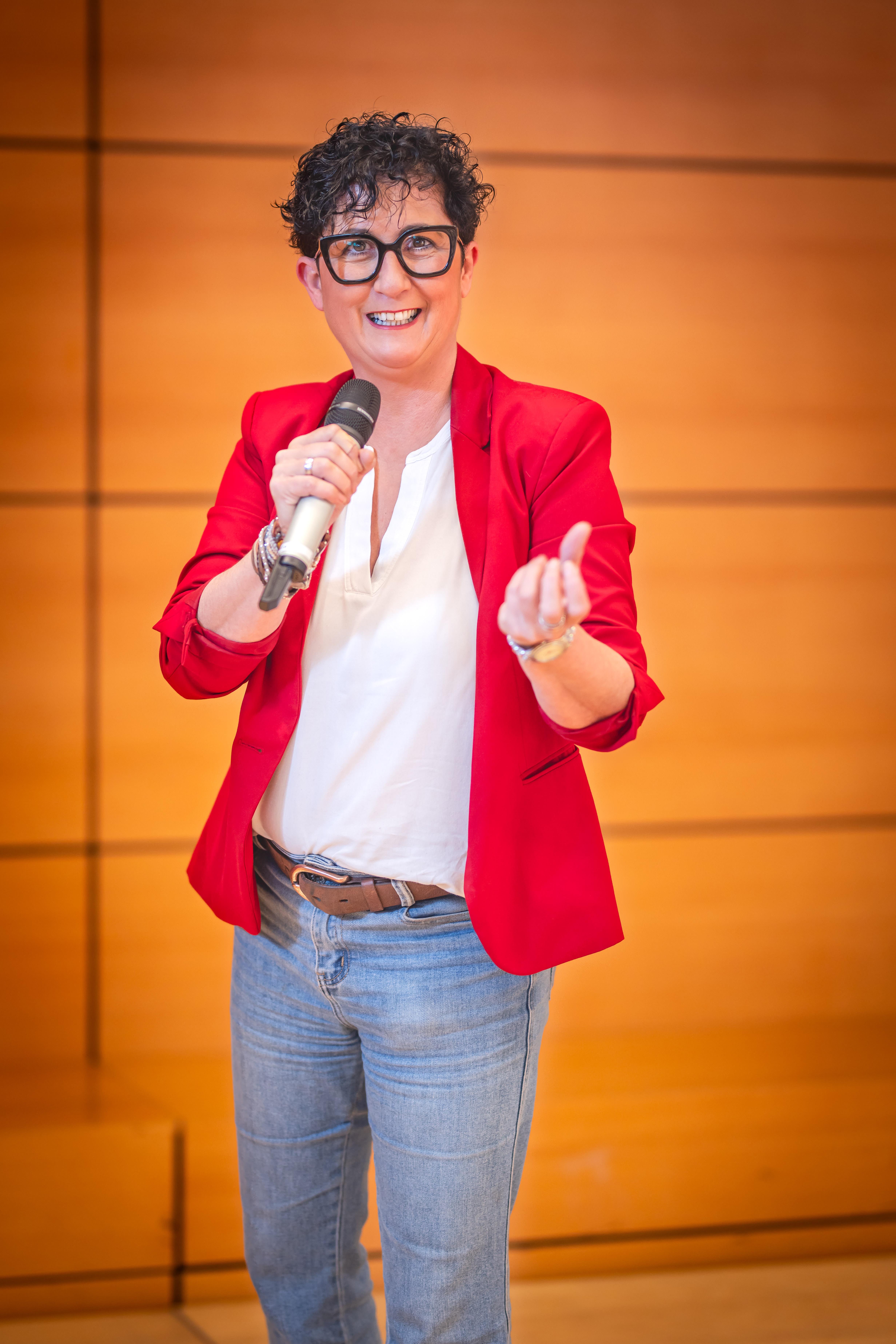 Nicole Mayer mit Mikrofon im Gespräch mit dem Publikum.