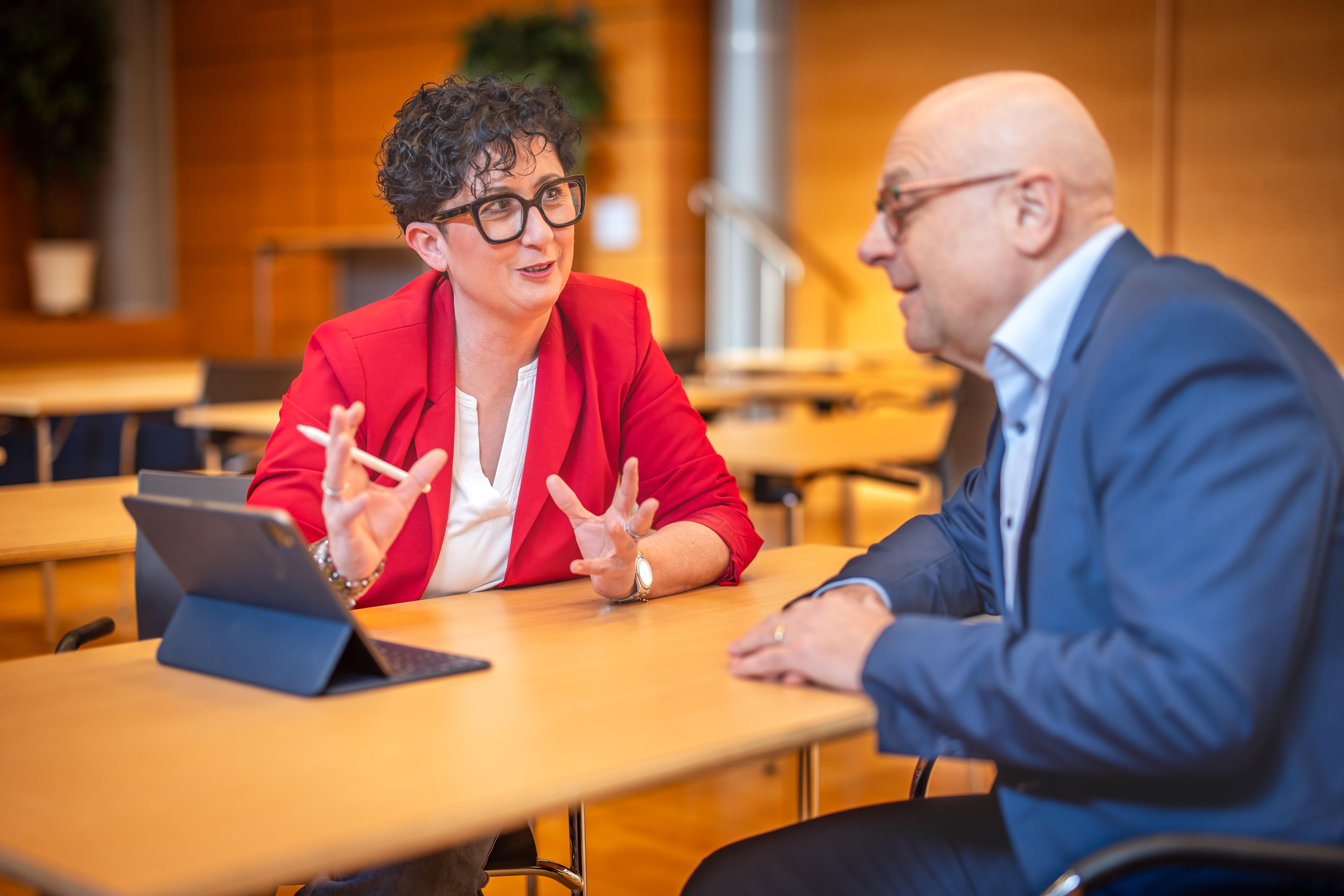 Nicole Mayer im Beratungsgespräch mit einem Kunden