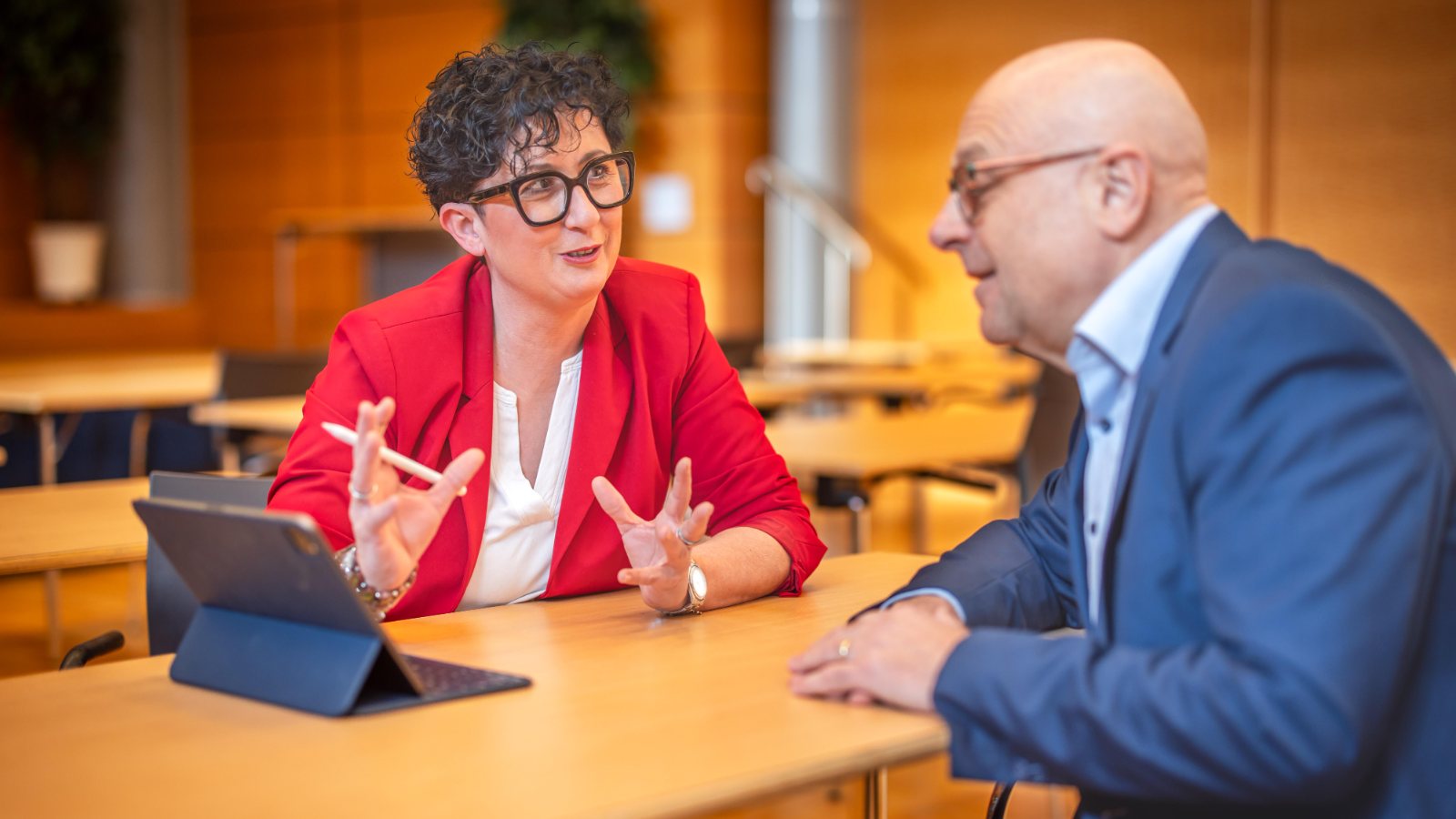 Nicole Mayer im Beratungsgespräch mit einem Kunden.